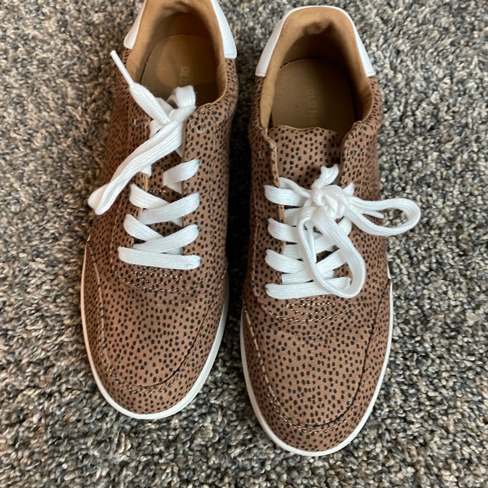Tennis shoes